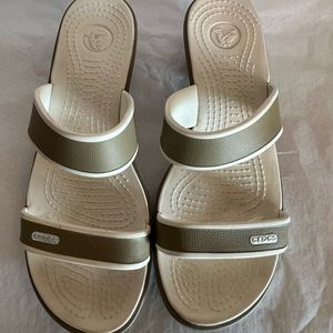 Women’s New Croc Sandals Size 9 Beautiful Olive Green Color